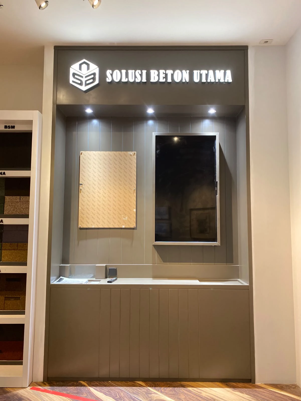 Gallery item ebcde
